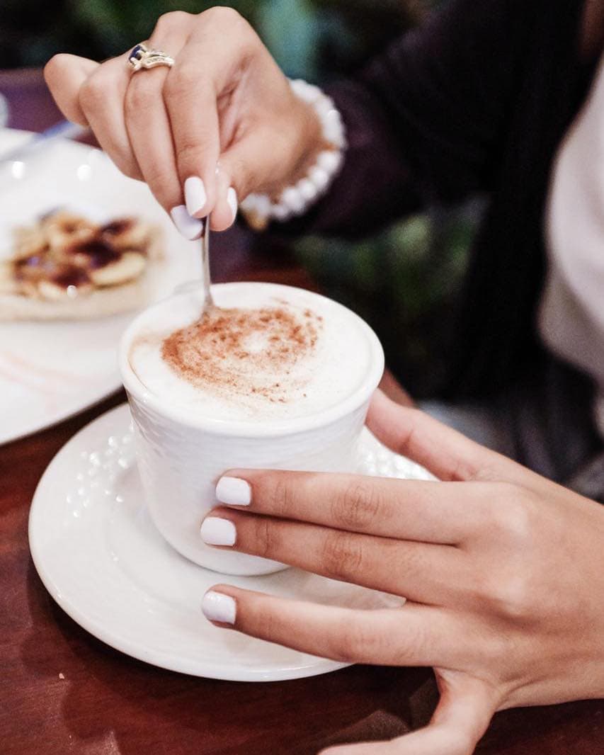 Interior acogedor del café